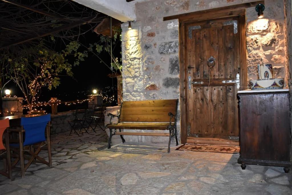 Villa Μικρή Πέτρινη Μεζονέτα 2 Lílaia Exterior foto